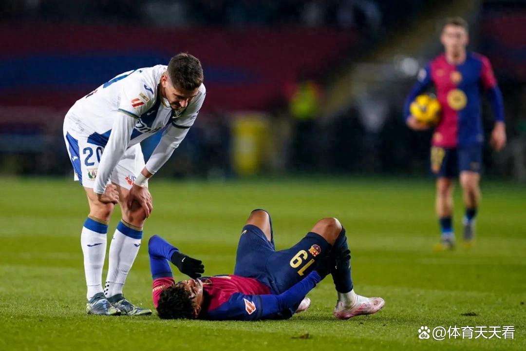 半岛体育登录入口-武汉卓尔足球队球员受伤离场