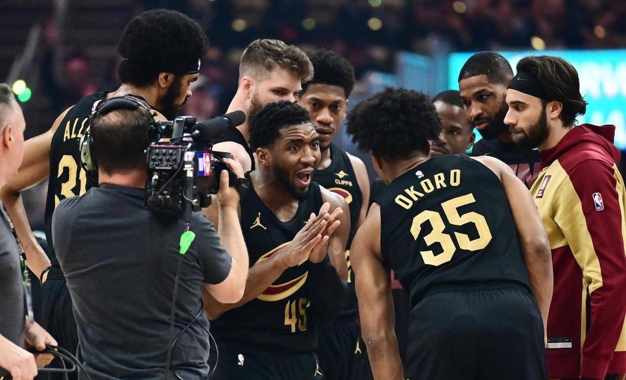 半岛体育在线网站-超级巨星之间的角逐！詹姆斯领军克利夫兰骑士挑战金州勇士