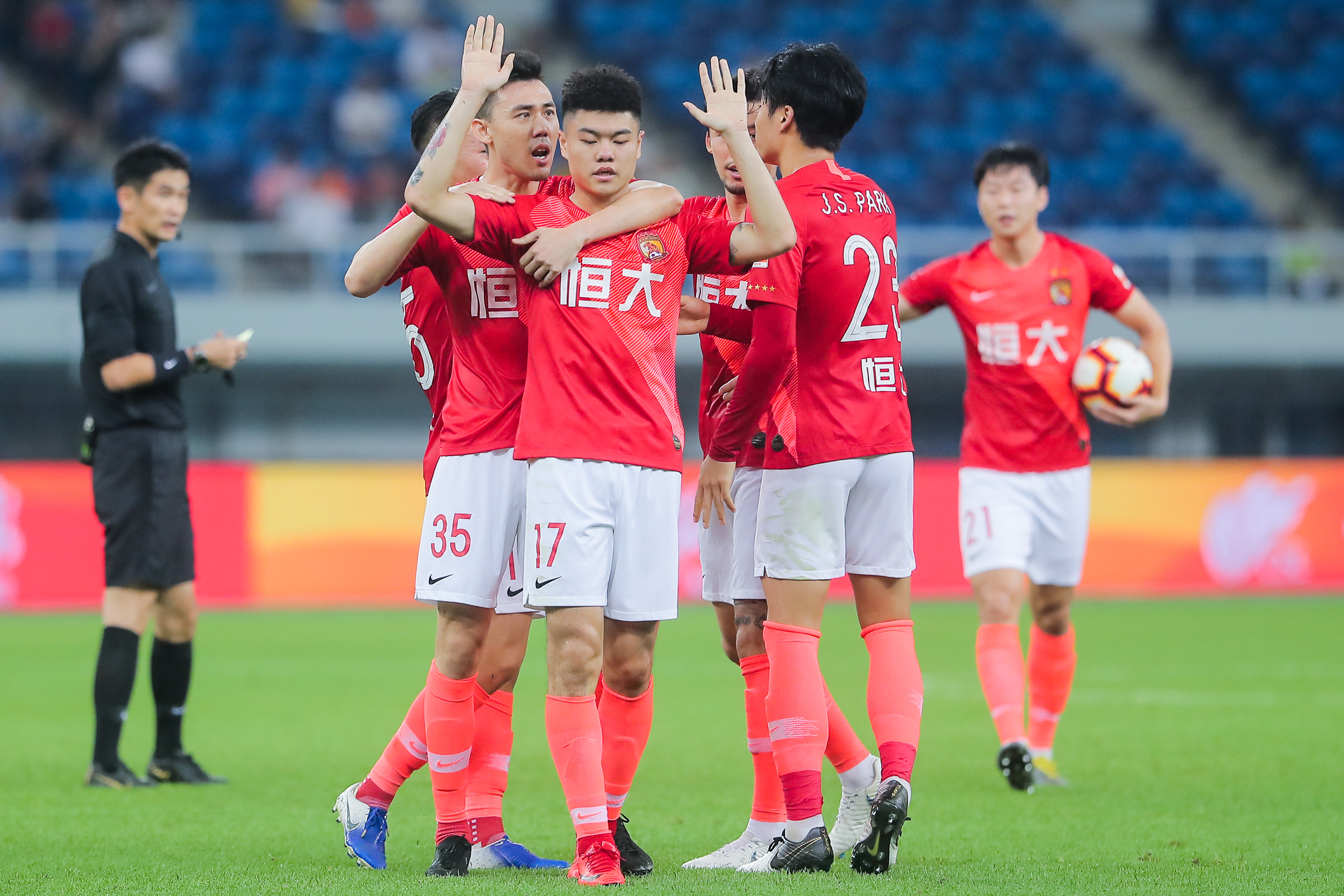 半岛体育官方网站入口-恒大前锋轮番破门，成为得分王的简单介绍