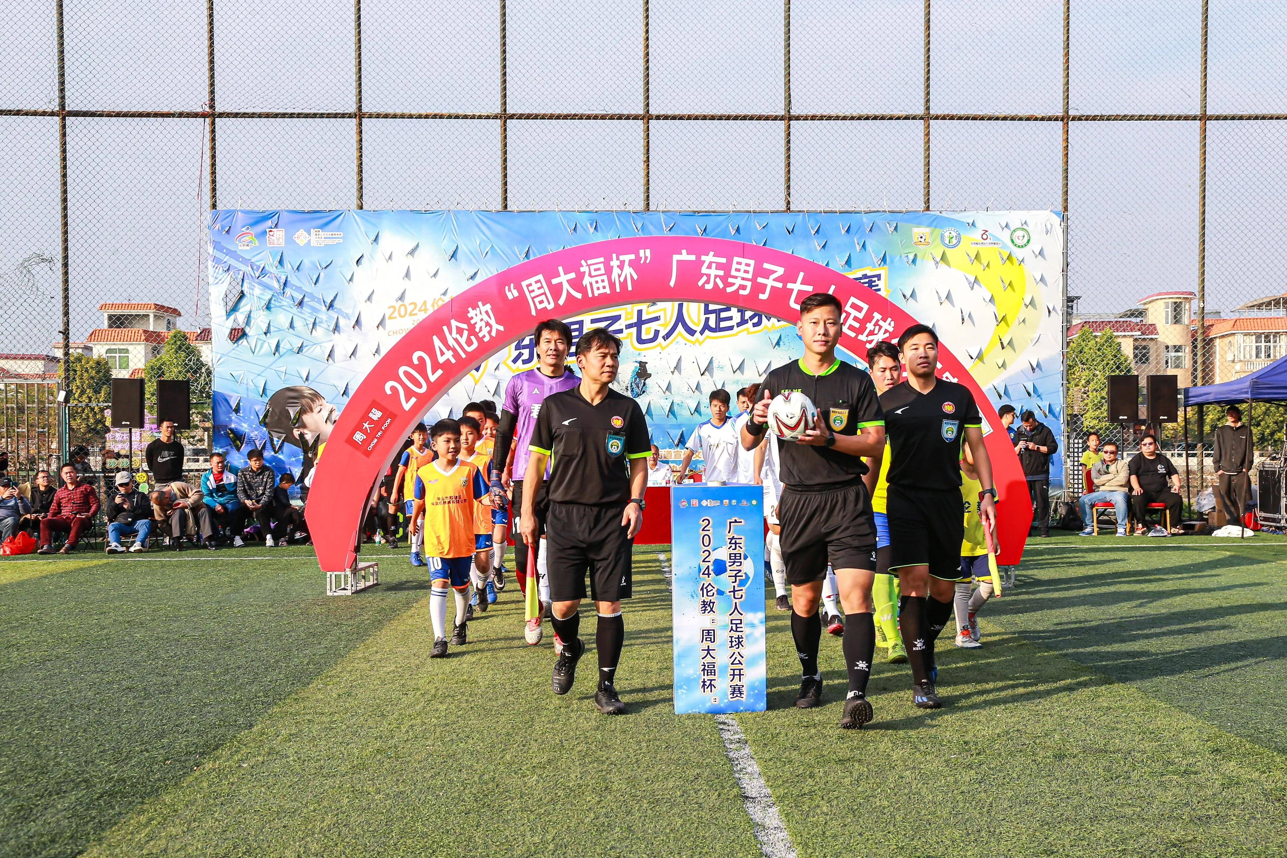 半岛体育在线官网-精彩足球赛事，球员奋力拼搏争取胜利