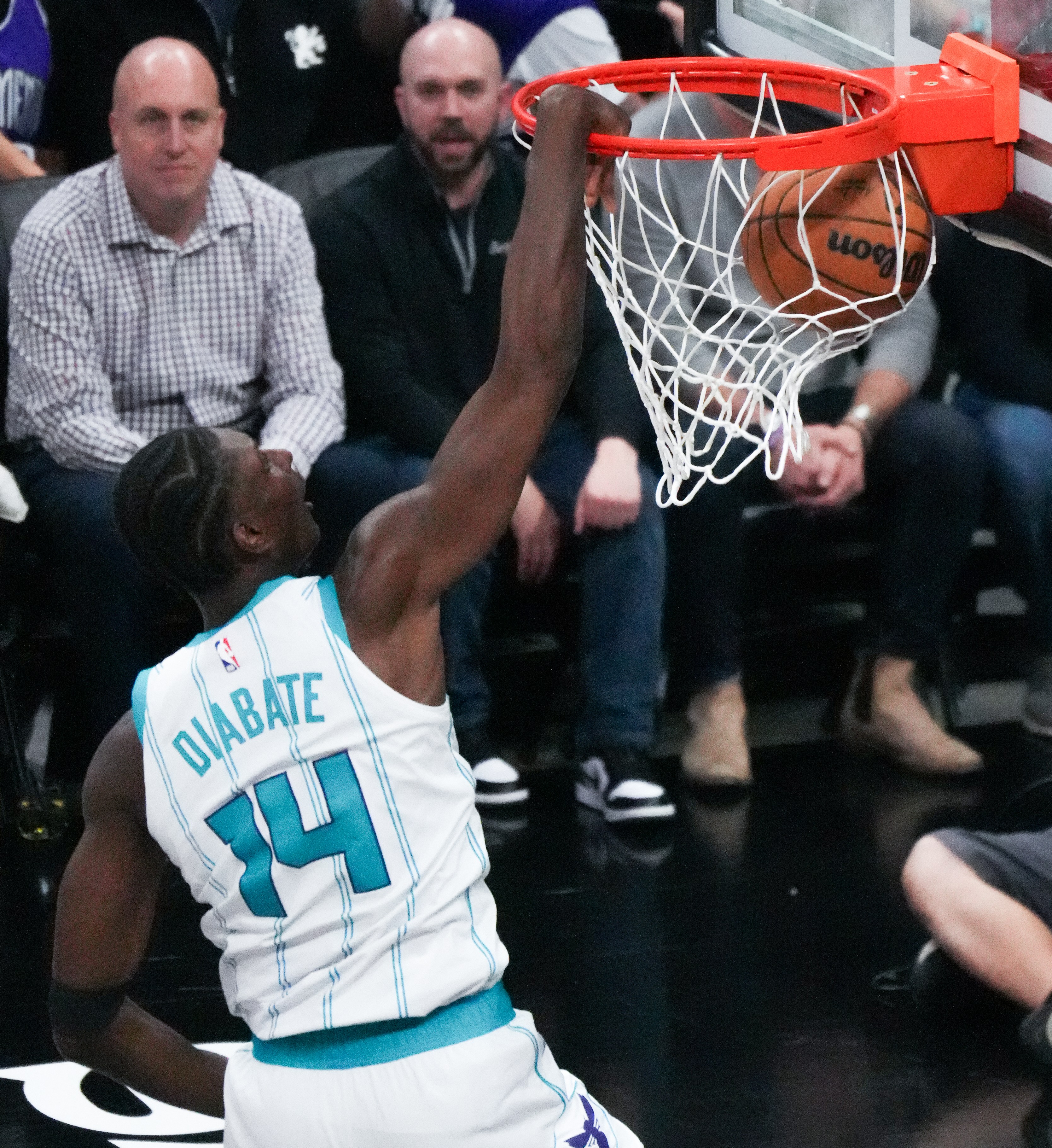 半岛app下载体育-关于黄蜂队后卫创下新个人得分纪录，帮助球队赢得比赛的信息